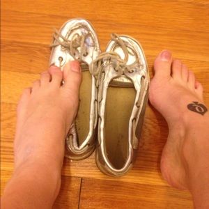 Extremely used women's shoes, well-worn flats s.5